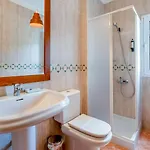 Prázdninový dům 2 Bdr House W/terrace In By Lovelystay
