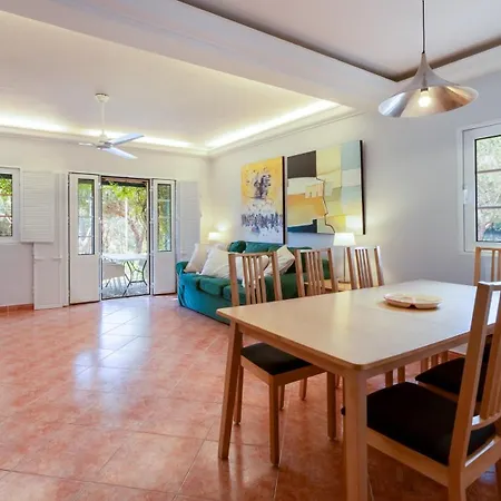 Dom wakacyjny 2 Bdr House W/terrace In By Lovelystay *